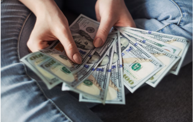 When Financial Pressure Mounts: Signs You May Need Payday Loans When Financial Pressure Mounts: Signs You May Need Payday Loans